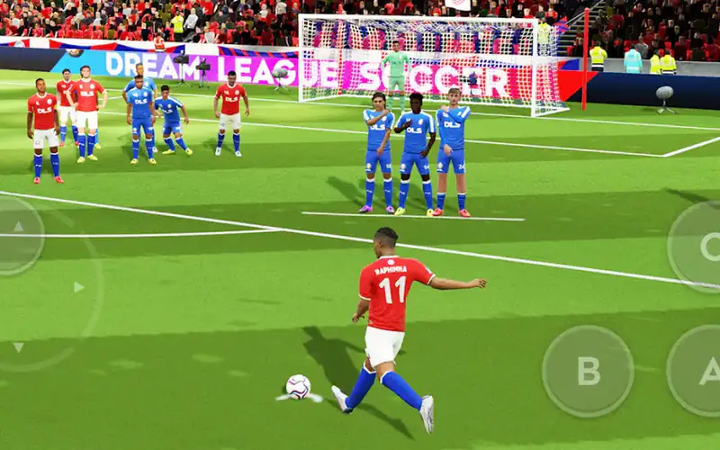 Captura de Dream League Soccer 2026: jogador de vermelho prepara um livre diante da barreira adversária